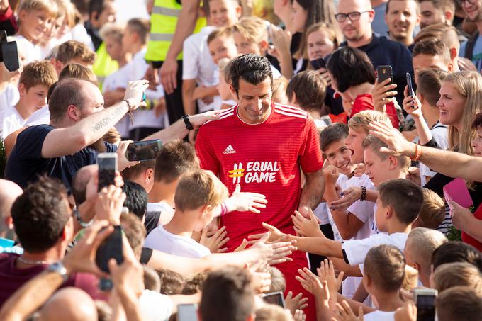 Med udeleženci je izstopal Luis Figo, nekdanji zvezdnik portugalske izbrane vrste, Barcelone, madridskega Reala in milanskega Interja. V zadnjem obdobju je tesni sodelavec predsednika Uefe Čeferina, s katerim poskuša evropskemu nogometu pomagati do dviga kakovosti in lepšega jutri. Obiska slavnega Portugalca so se razveselili zlasti najmlajši. | Foto: Urban Urbanc/Sportida