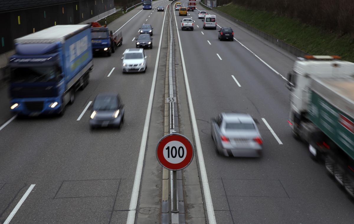 Švica avtocesta | Na švicarskih cestah veljajo zelo ostre kazni za prekoračitve hitrosti in preostale prekrške. | Foto Reuters