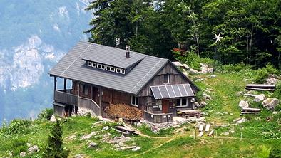 Orožnova koča na planini Za Liscem pod Črno prstjo (1346 m)