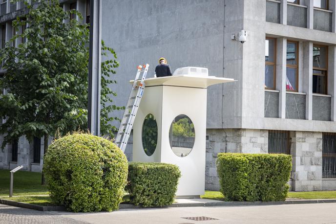 Popravilo policijske hiške pred parlamentom. | Stražarske hiške bodo popravili in stražarji bodo v dežju na suhem.  | Foto Bojan Puhek