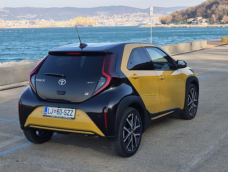 Na 18-palčnih kolesih so gume 175/60 videti ozke, previs zadaj je kratek, kolotek športno širok, podvozje pa je dvignjeno 137 milimetrov. Peta vrata vključujejo steklo, nosilni okvir in spojler.
 | Foto: Aleš Črnivec