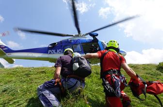 Dve nesreči jadralnih padalcev: 26-letni Madžar huje poškodovan, 61-letnika odpeljali s helikopterjem