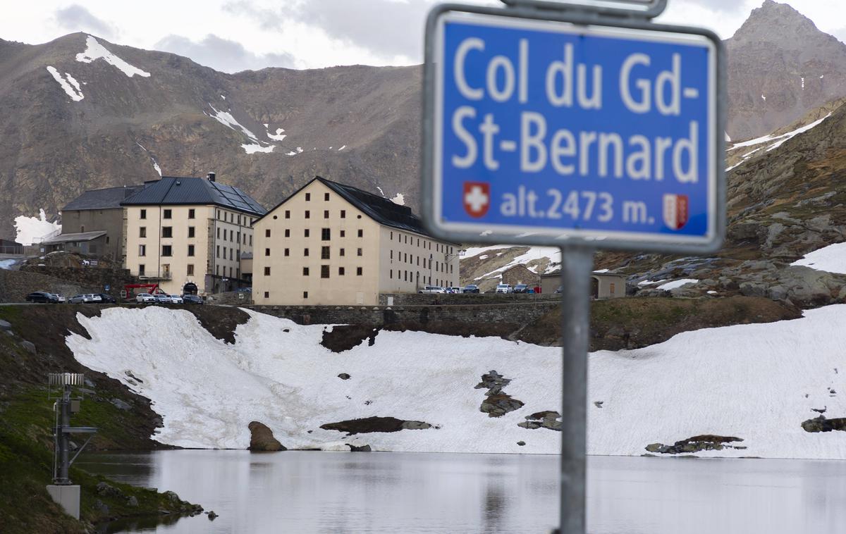 Col du Grand-Saint-Bernard | Narava je močnejša, 13. etapa Gira je ostala brez najvišje točke letošnje Dirke po Italiji, prelaza Veliki sveti Bernard na nadmorski višini 2.469 metrov. | Foto Guliverimage