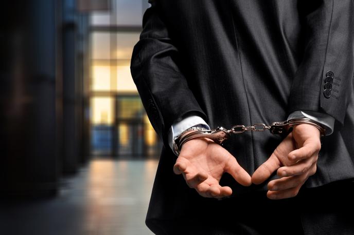 vklenjeni kriminalec | Uskok je v ponedeljek vložil obtožnico proti trem državljanom BiH, domnevnim članom kriminalne združbe. | Foto Shutterstock