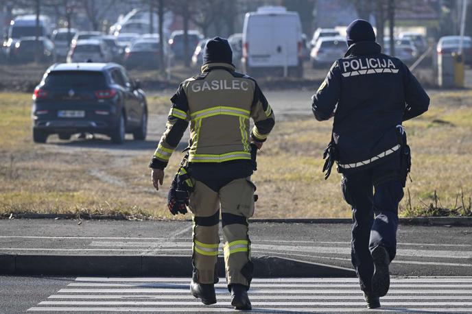Policija, gasilci | Dve osebi sta potrebovali zdravniško pomoč.  | Foto STA
