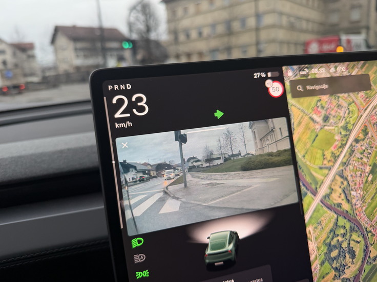 Hvalimo video prikaz mrtvega kota ob vklopljenem smerniku. | Foto: Gregor Pavšič