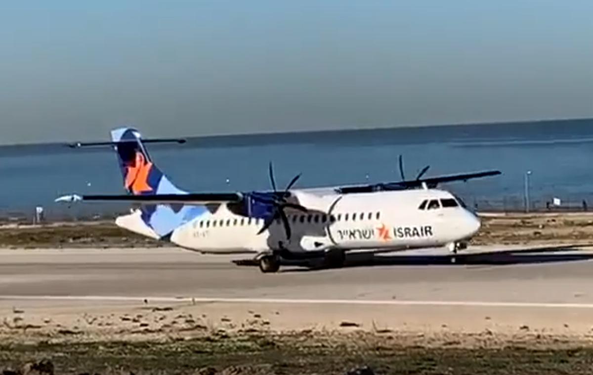 Letalo | Letalo na videoposnetku je francoski turbopropelerski ATR 72-500, ki lahko sprejme od 72 do 78 potnikov. Gre za eno od dveh različnih modelov letal v floti izraelskega prevoznika Israir. Drugo je airbus A320. | Foto Reddit.com