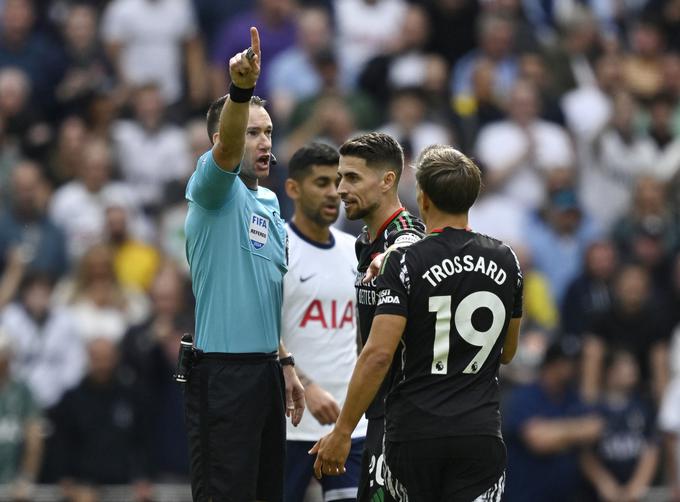 Avstralski sodnik Jarred Gillett je v prvem polčasu londonskega derbija pokazal kar sedem rumenih kartonov in s tem izenačil rekord premier league. | Foto: Reuters