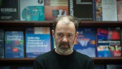 Rozinov roman je duhovita satira s posluhom za žive probleme