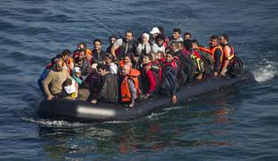 Skrajni desničarji na Lezbosu napadli čolne z begunci