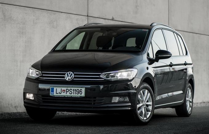 Volkswagen je že v prvi generaciji prodal 1,9 milijona touranov, ki so postali najbolje prodajani družinski avtomobili v Evropi. V Sloveniji se jih je že do predlani vozilo 8.500. | Foto: Klemen Korenjak