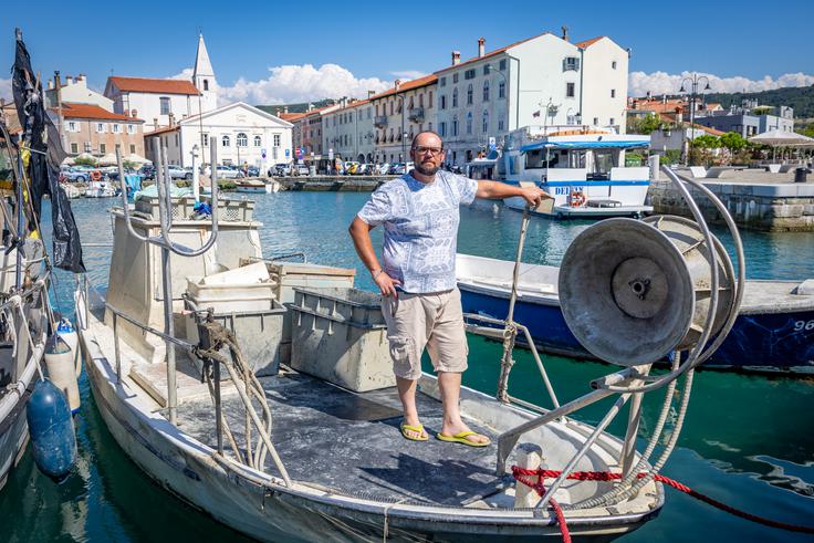 "Moja mala barka je zakon," pravi Izolan ribič Davor Ivković, ki se z ribištvom ukvarja že vse življenje.  | Foto: Gaja Hanuna