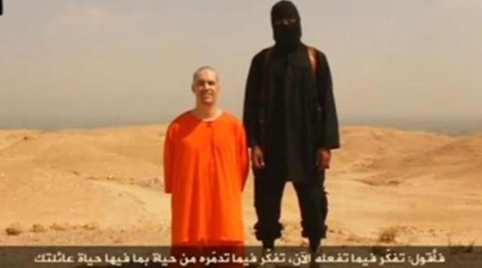Videoposnetek usmrtitve Jamesa Foleya ni prikazoval dejanskega postopka obglavljanja, ki je trajal približno deset sekund, temveč dogajanje pred in po novinarjevi smrti.  | Foto: YouTube / Posnetek zaslona