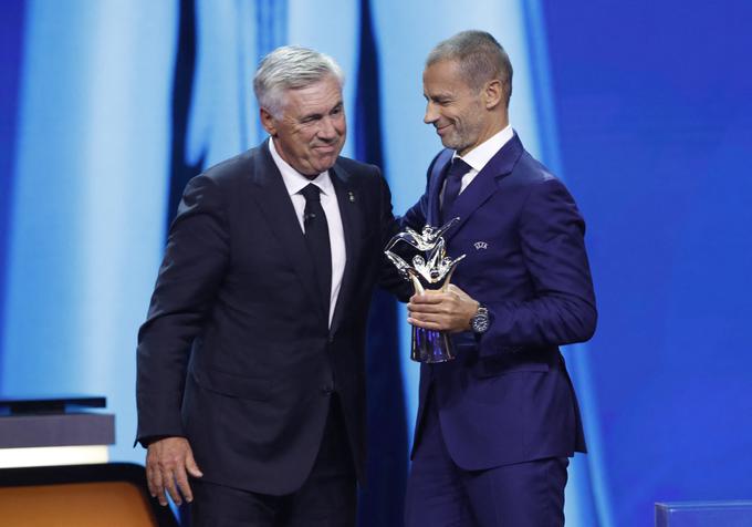 Nagrado za najboljšega trenerja sezone je prejel trener Reala Carlo Ancelotti. Je prvi strateg, ki je postal državni prvak v vseh petih najmočnejših ligah v Evropi. | Foto: Reuters