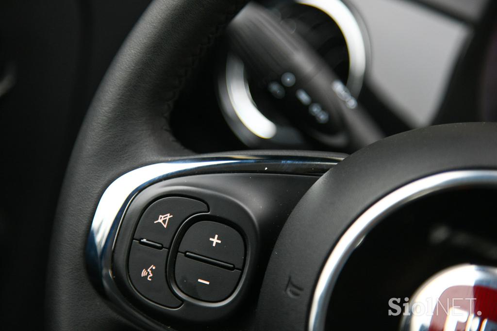 Fiat 500 1.2 8V lounge - šik mestni malček s posluhom za visoko modo