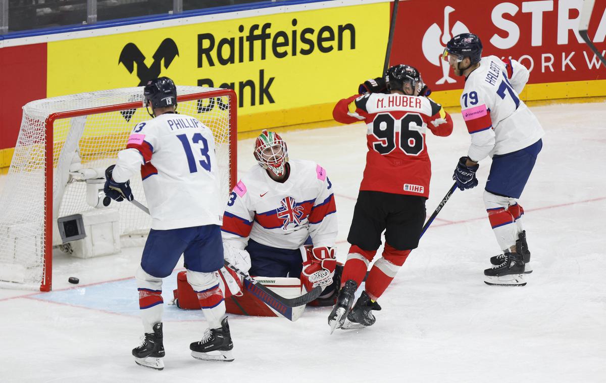 SP v hokeju 2024: Velika Britanija : Avstrija | Avstrijci po porazu z Veliko Britanijo, ki se seli v nižji tekmovalni rang, nimajo več možnosti za četrtfinale. Tekmovanje bodo končali na petem mestu skupine A v Pragi, s tem pa so si zadnjo četrtfinalno vstopnico v tej skupini zagotovili Finci. | Foto Reuters
