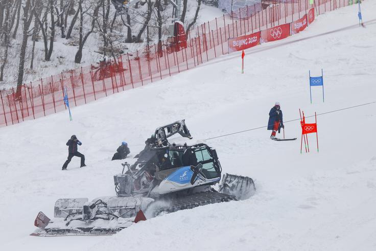 čištilci snega Peking 2022 | Foto: Anže Malovrh/STA