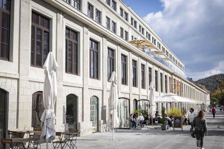 Trgovina z lastnimi izdelki Centra Rog je hkrati tudi infotočka, kjer lahko poravnate članarino, uporabniški paket ali kupite darilni bon.  | Foto: Bojan Puhek