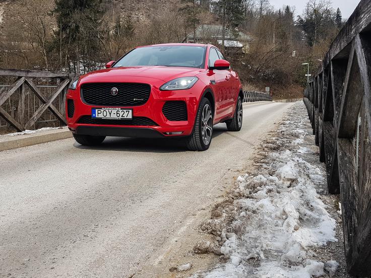 Oblikovno sledi smernicam podjetja, vendar prinaša nekaj unikatnih dizajnerskih elementov, s katerimi izstopa na cesti. | Foto: Gašper Pirman