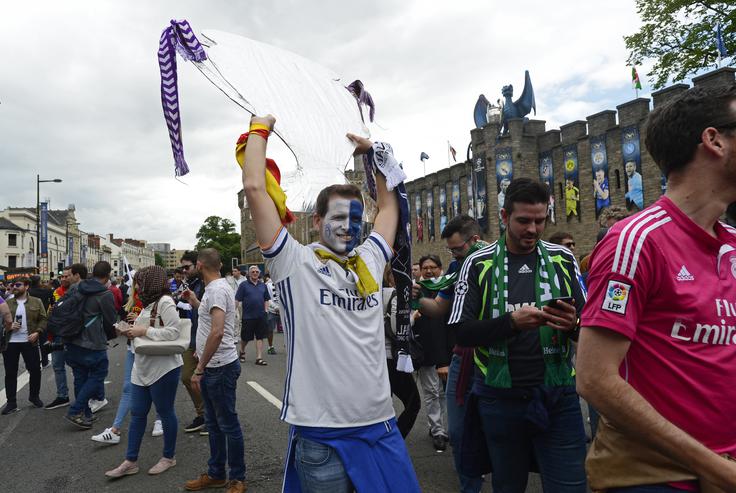 Aretacija v Cardiffu je in ni bila povezana s finalom lige prvakov. Osumljenec je bil lokalni moški, ki se je že večkrat znašel na napačni strani zakona, a so ga povsem po naključju ujeli med napovedanim preizkušanjem nove tehnologije v bližini stadiona Millennium, ki je bilo namenjeno prav izboljšanju varnosti nogometnih navijačev.  | Foto: Reuters