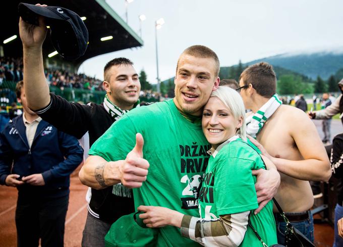 Slovenski reprezentančni vratar v toplem navijaškem objemu z ženo. | Foto: 