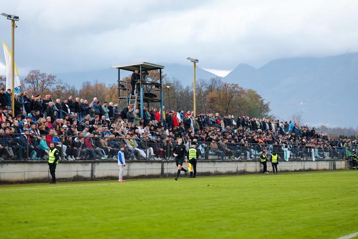 Šenčur - Olimpija, pokal Slovenije Srečanje z Olimpijo je na tribune v Šenčurju privabilo številne gledalce. | Foto: Aleš Fevžer