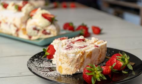 Lahkotna in sveža: recept za rulado Pavlova z jagodami #video