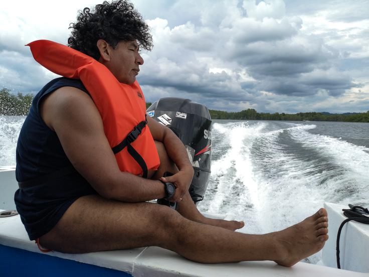 Alex Fernandez na čolnu iz Sierpeja proti narodnemu parku Corcovado v Kostariki. | Foto: Matej Podgoršek