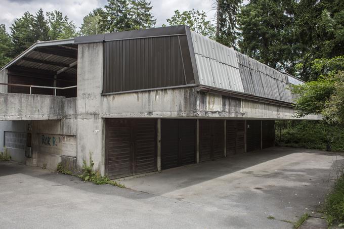 Ker so garaže zasedene in zaklenjene, bo moral potencialni kupec na svoje stroške vanje vdreti in zamenjati ključavnice.  | Foto: Matej Leskovšek