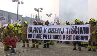 Glavo v ogenj, od vlade pa brco #video