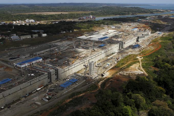 Skozi nov del prekopa bodo lahko plule ladje, dolge do 366 metrov, široke do 49 metrov in globoke do 15 metrov. | Foto: Reuters