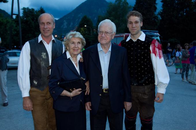 V družbi očeta Gregorja, ki je bil pobudnik za nastanek Muzeja Avsenik, babice Brigite in dedka Slavka. | Foto: Mediaspeed