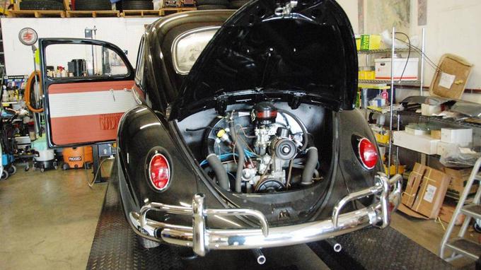 Kljub svoji starosti ima hrošč iz leta 1964 prevoženih le 37 kilometrov. Gre za praktično nov avtomobil, ki še ni imel vgrajenih sprednjih brisalcev, stranskega ogledala in odstranjenih prvotnih zaščitnih nalepk. | Foto: Hemmings