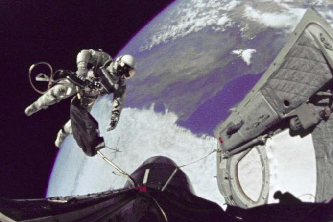 Ed White med "sprehodom" nad Tihim oceanom. Ko se je moral po 23 minutah vrniti v vesoljsko plovilo, je izjavil, da je to njegov najbolj žalosten trenutek v življenju.  | Foto: NASA