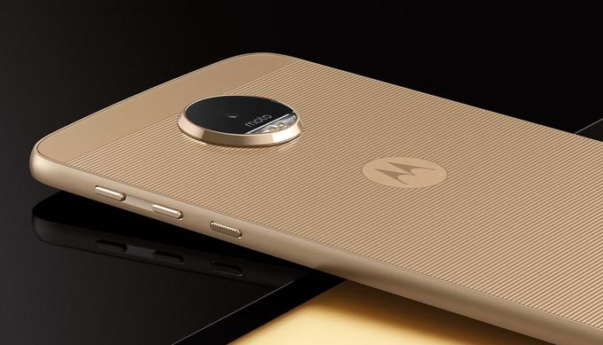 Moto Z, trenutno najzmogljivejši telefon blagovne znamke, ki je zdaj v lasti kitajske družbe Lenovo, opisujejo kot najtanjši pametni mobilni telefon na svetu. | Foto: Lenovo