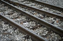 Nesreča vlaka v Indiji zahtevala več deset življenj