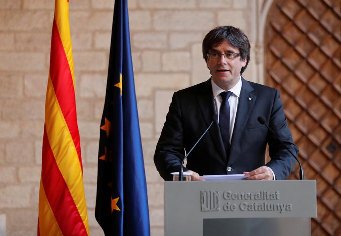 "Prihajajo ure, ko bo treba ohraniti mir, državljansko odgovornost in dostojanstvo," Katalonce k miru poziva Carles Puidgemont. | Foto: Reuters