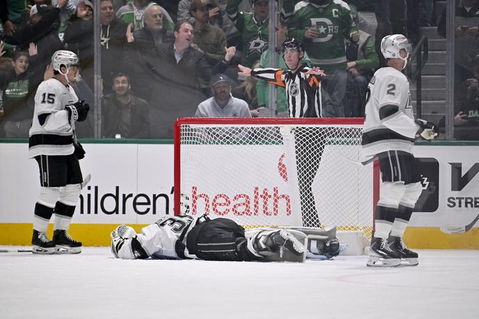 Darcy Kuemper | Hokejisti LA Kings so visogi izgubili proti Dalasu, za nameček pa se je poškodoval še njihov vratar. | Foto Reuters