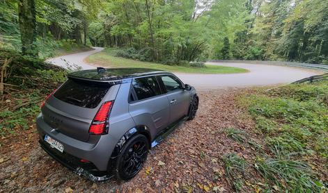 Skrita cesta, ostanki barvnih robnikov in avtomobil, ki je na cestah prava redkost #foto