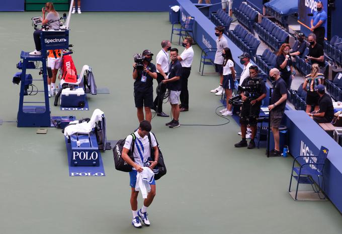 Novaku Đokoviću ni preostalo drugega, kot da zapusti igrišče. | Foto: Gulliver/Getty Images