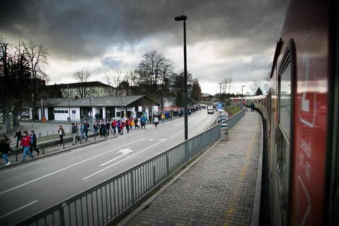 V Ljubljano je prispel poseben vlak navijačev Ribnice, ki so bili v kodeljevski dvorani zelo glasni. | Foto: Miško Kranjec