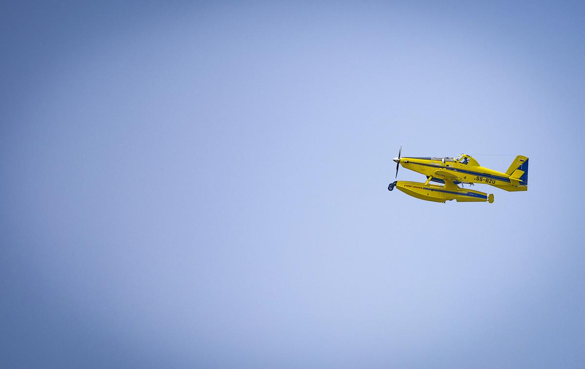 Air Tractor |  Trije air tractorji so v soboto na območje nad Žerjavom odvrgli okoli 50.000 litrov vode v skupno 17 preletih.  | Foto Ana Kovač