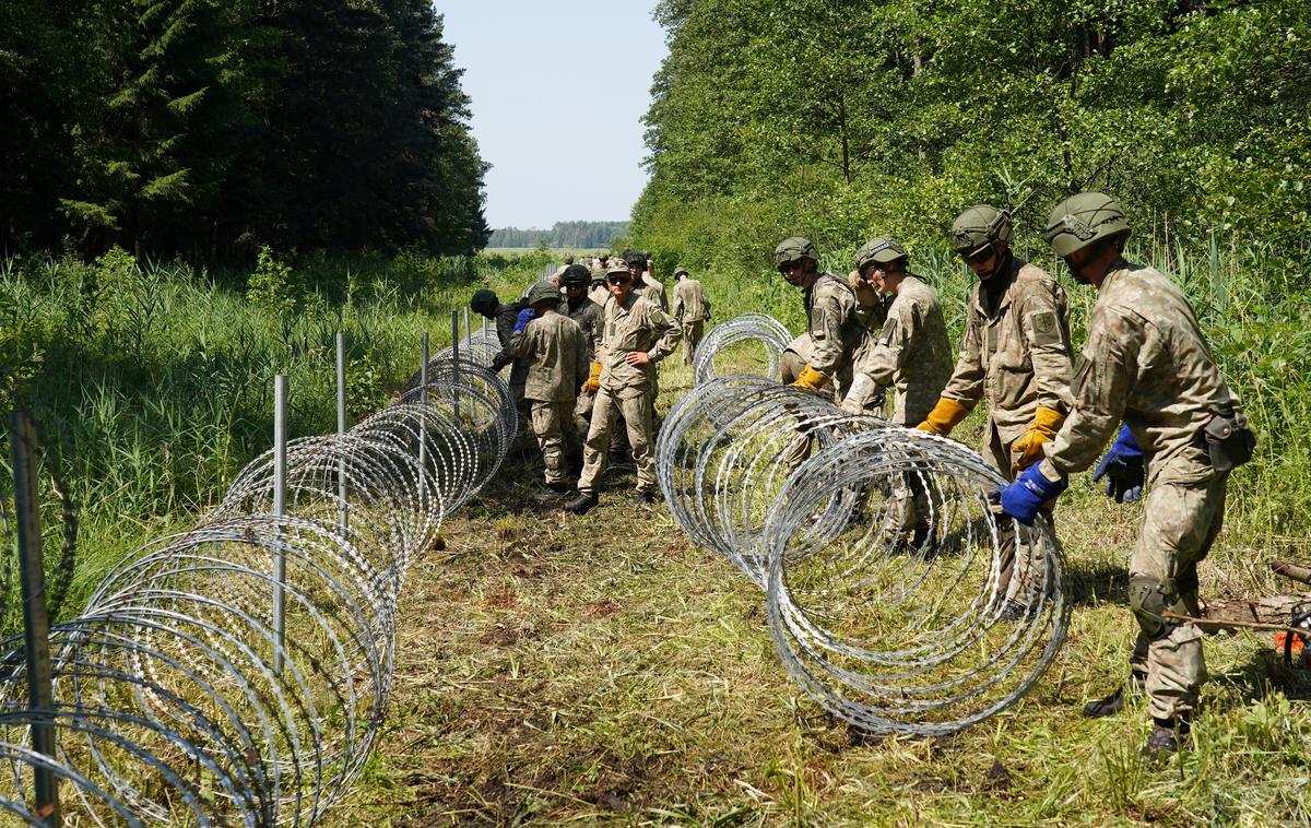 migranti meja Belorusija - Litva | Poljaki so pretekli teden začeli postavljati žičnato ograjo. | Foto Reuters