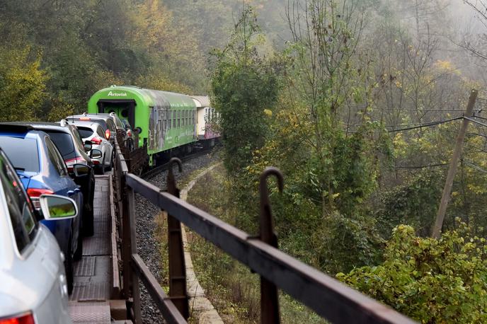 avtovlak | Železniški promet na progi Bohinjska Bistrica–Nova Gorica je bil zaradi dogodka dalj časa prekinjen. | Foto STA
