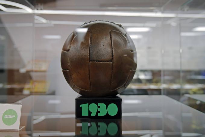 Tako je bila videti žoga na prvem nogometnem svetovnem prvenstvu. | Foto: Guliverimage/Vladimir Fedorenko