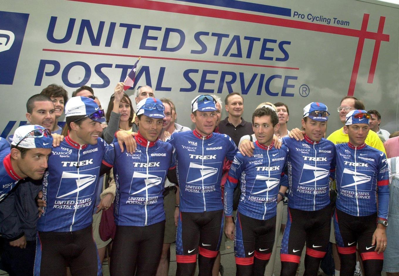 Heras com a equipe US Postal e seu capitão Lance Armstrong no Tour de France em 2001. | Foto de : Gulliverimage