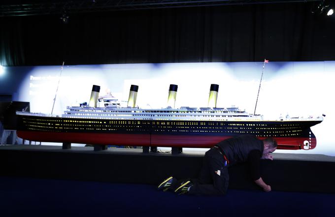 Titanik je bil ob splavitvi največja ladja na svetu. Dolg je bil skoraj 270 metrov, tehtal je več kot 50 tisoč ton in imel več kot deset metrov ugreza. | Foto: Reuters