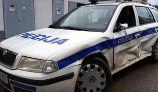 Mladoletnik za volanom poškodoval dva policista