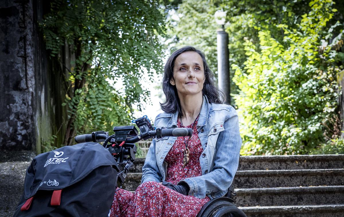 Nina Wabra Jakič |  Z invalidskim vozičkom z dodatnim električnim pogonom pride kamorkoli. Še večjo svobodo pa ji predstavlja prilagojeno kolo. "To je moja terapija. Ne predstavljam si, da bi še živela tako kot prvih nekaj let po nesreči, preden sem dobila priložnost voziti to kolo. Zdaj grem lahko s kolesom v službo, v trgovino in k zdravniku. Vožnja s kolesom mi predstavlja čisti užitek, kolo je reševalec duše in telesa."  | Foto Ana Kovač