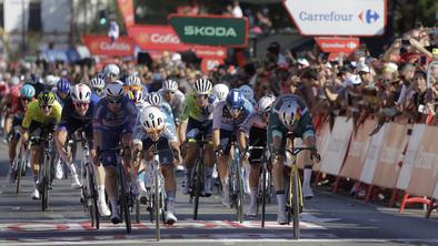 Mladi Čeh v napetem šprintu presenetil favorite, Roglič ostaja v rdečem